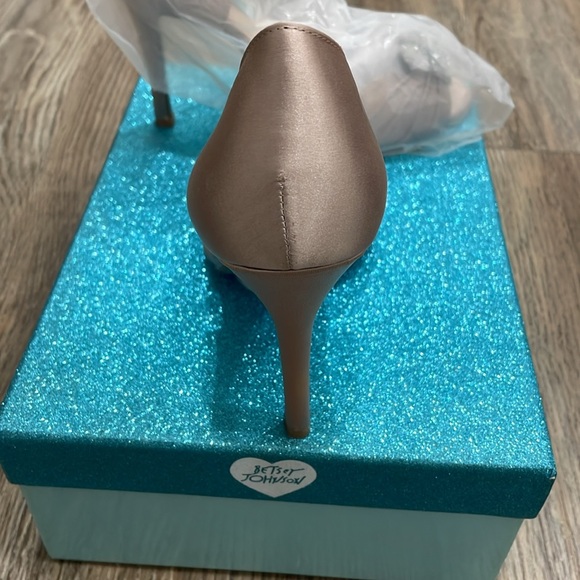 Betsey Johnson - Picture 3 of 6